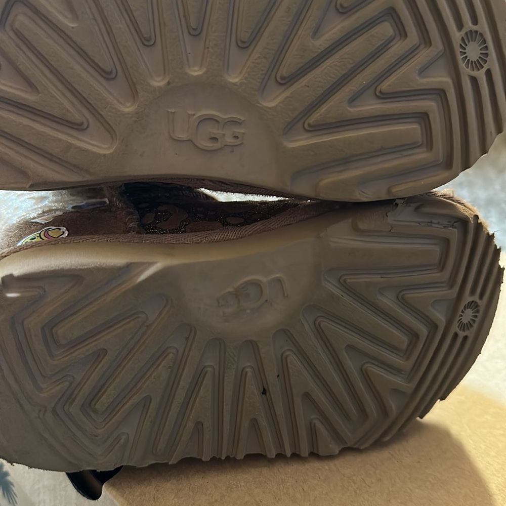 UGG - Picture 5 of 6